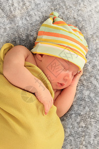 戴帽子的新生儿男孩睡图片