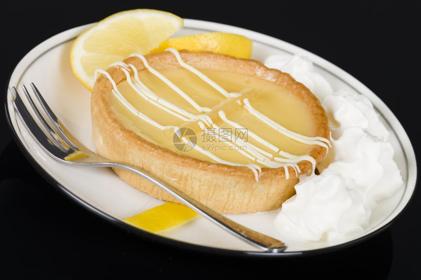 柠檬挞用所有黄油糕点和西里柠檬和西部乡村双奶油馅制成的单个柠檬派饰以瑞士白巧克力图片
