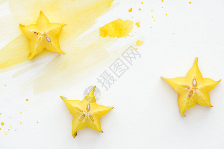 白色表面三颗成熟的恒星水果上图片