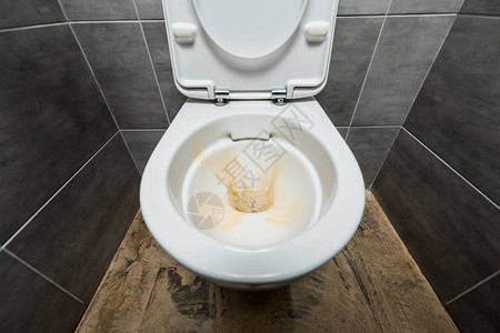 在现代洗手间用灰瓷砖的陶瓷清洁厕所碗中图片