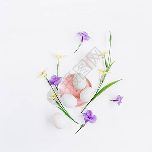 粉红色盘子里的白色复活节彩蛋背景图片