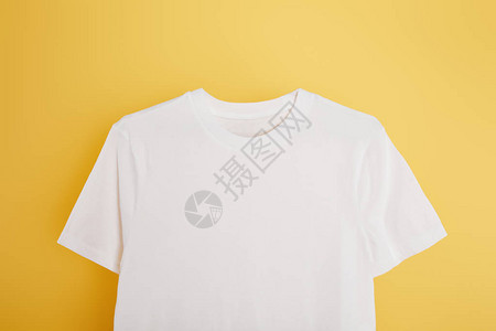 黄色背景上基本白色T恤图片