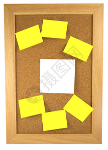 木框内软木板上的黄色和白色便签图片