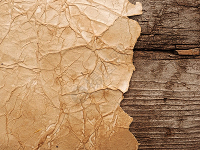 立体揉皱棕色木板上的旧纸设计图片
