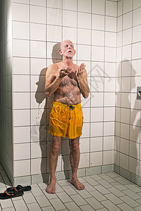 大叔在洗手间洗澡穿黄色泳裤图片
