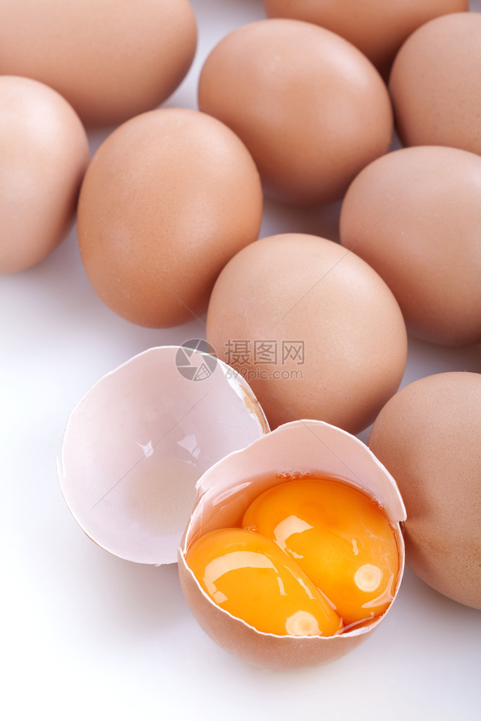 蛋壳里有两个蛋黄图片