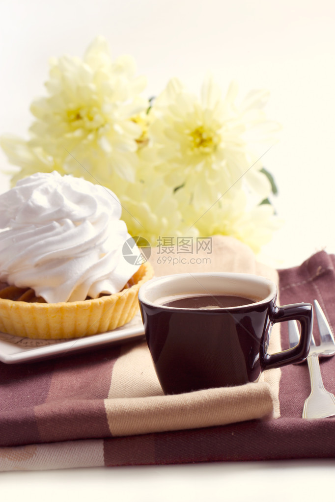 菊花附近的咖啡和奶油蛋糕图片