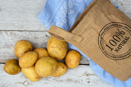 黄麻袋中有机新鲜的土豆未煮熟图片素材