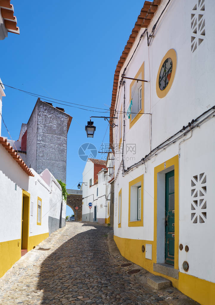 Evora狭小铺面街道与舒适的白色房屋的景象图片
