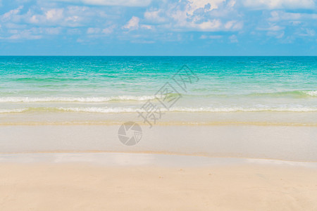 美丽的白色沙滩蔚蓝的大海和天空图片