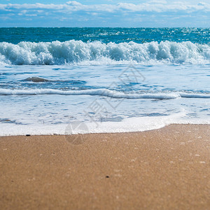 蓝色的大海和沙滩的沙滩暑假背景图片