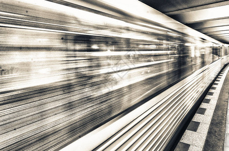 黄色地铁列车加速了一个城市站图片