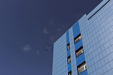 现代蓝色办公楼建筑背景的蓝天大图片