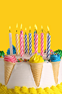 有很多蜡烛的生日蛋糕图片