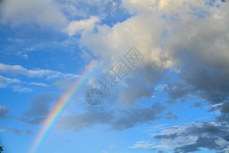 彩虹蓝天和白云图片