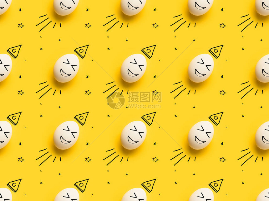 黄色笑脸彩绘鸡蛋的顶部视图图片