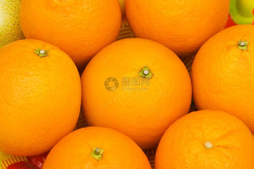 关闭市场上的许多橙子图片