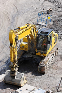黄色工程机械挖掘机在采石场图片