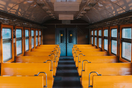 无乘客坐的黄座椅空火车厢俄图片