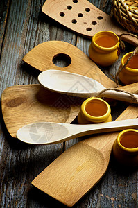 与木制勺子斯帕图拉和小水壶一起安排关于鲁斯蒂克木制背景的厨房Ut图片