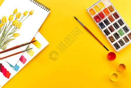 黄色春概念上的花油漆和刷子图图片