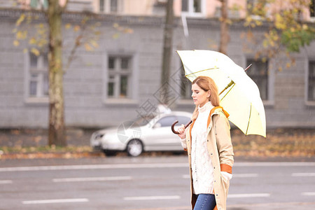 秋天下雨日城里图片