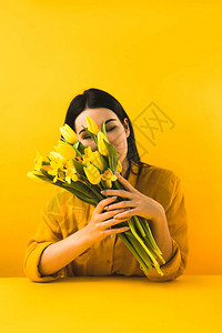 女孩拿着美丽的黄色春天花朵黄色图片