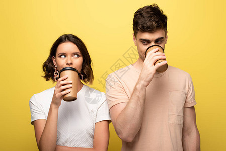 男人和女人在喝咖啡去喝咖啡的同时图片