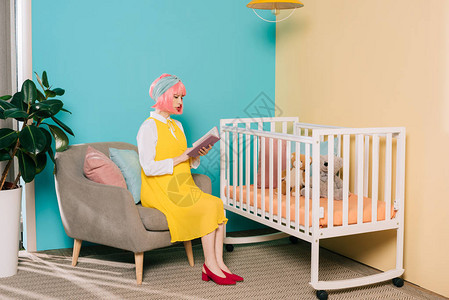 旧式的孕妇针插在婴儿室婴儿床附近背景图片