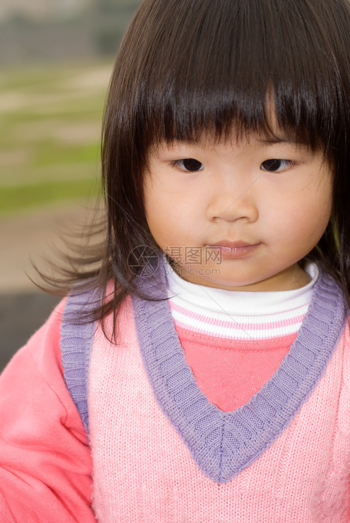 可爱的亚洲婴儿肖像在户图片