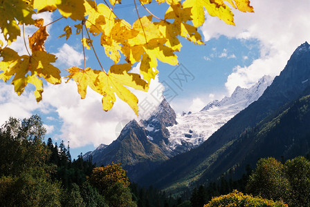 俄罗斯高加索山脉的秋天图片