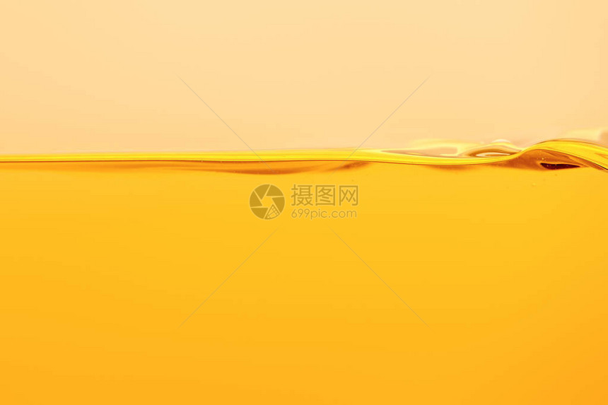 在黄色上隔离的平静黄色明亮液体图片