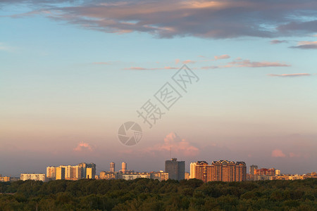 夏日傍晚城市上空的粉红色日落图片