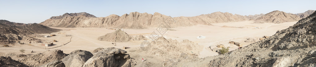 干旱沙漠环境中岩山坡地貌图片