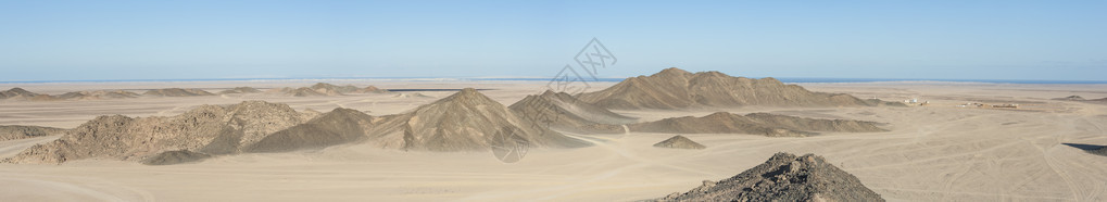 非洲有山的岩石沙漠风景图片