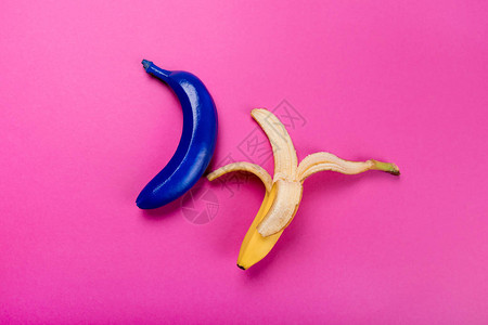 蓝色和黄色香蕉的顶端视图图片