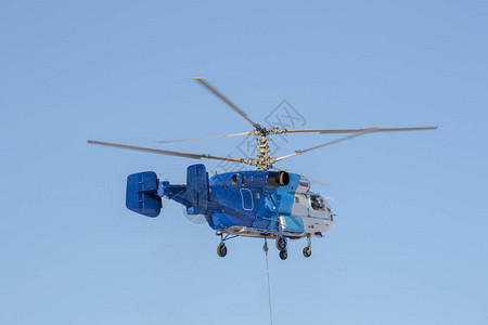 蓝天空直升机背图片