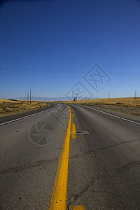 在一条农村高速公路上中间的夏天日图片