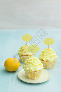 三个柠檬蛋糕装饰着柠檬蛋糕装饰图片