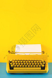 黄色和蓝色背景上的黄色明亮打字机写作博客新想法和创造力的象背景图片