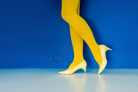 黄色鞋子和蓝底丝袜的女孩图片