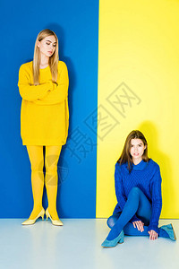 以蓝色和黄色背景穿着不同衣服的图片