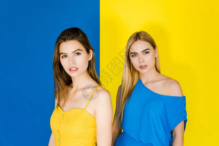 身着蓝色和黄色夏季服装的女孩图片