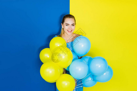 女时装模特以蓝和黄色背景图片