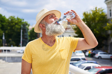 在炎热的夏日喝水近距离拍摄口渴图片