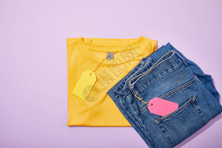 T恤衫和紫外线牛仔裤上彩色销售标背景图片