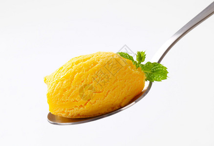 勺子上的黄色冰淇淋图片