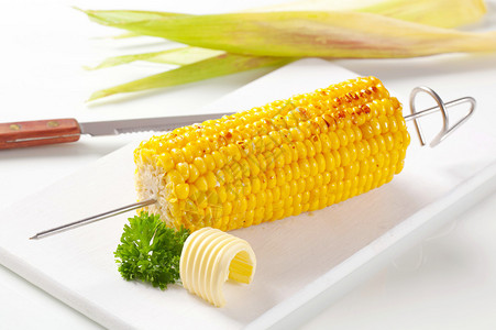 烤玉米棒和黄油图片