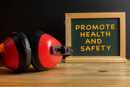 倡导健康和安全理念在白色背景的木桌上的背景图片