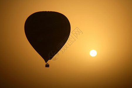 清晨太阳光线下的热气球反光图片